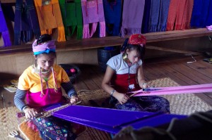Pandaung Women weaving