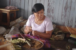 Cheroot maker